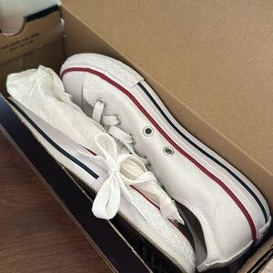 White Converse sneakers size US 2.5 youth
